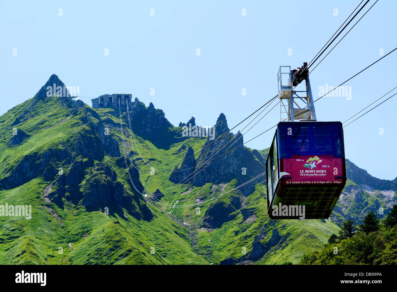 Seilbahn in das Skigebiet von Le Mont Dore, des Puy du Sancy im Massif Central, Auvergne, Frankreich, Europa im Sommer Stockfoto