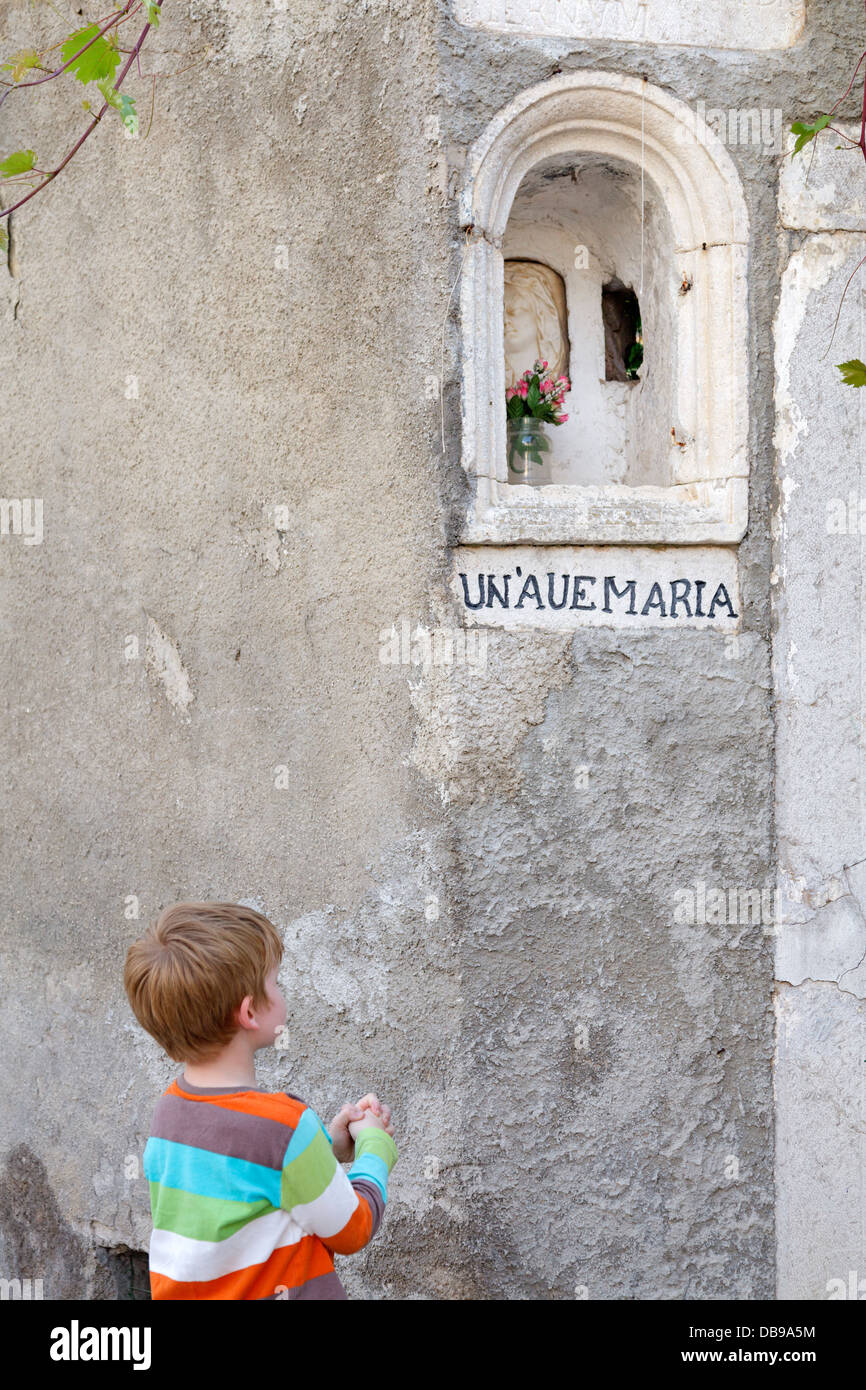 Junge, beten, um ein Bild der Jungfrau Maria, Veli Losinj, Insel Losinj, Kvarner Bucht, Kroatien Stockfoto