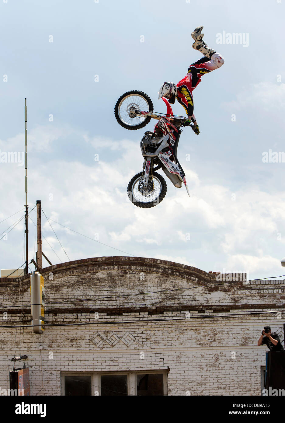 Butte, Montana, USA. 25. Juli 2013. Freestyle-Motocross-Fahrer führen Rampe Dirtjumps während der 12. jährliche Evel Knievel Tage. Mit Motorsport und halsbrecherische Stunts, ehrt das dreitägige Festival Ende Draufgänger Motorradfahrer, der gebürtig aus dem Bergbau Stadt Butte war. Bildnachweis: Brian Cahn/ZUMAPRESS.com/Alamy Live-Nachrichten Stockfoto