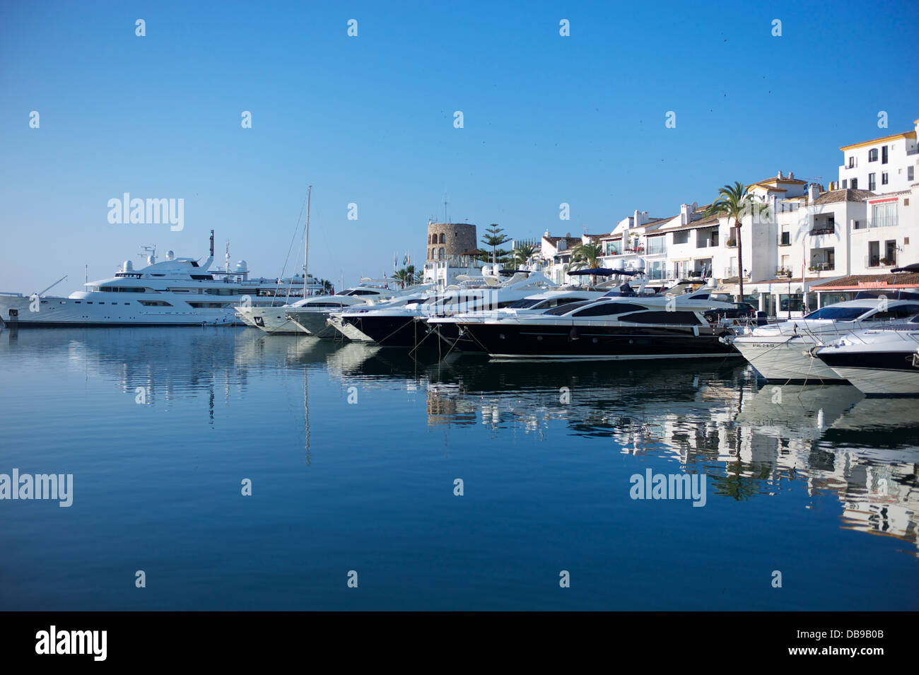 Meer, Hafen, Boot, Luxus, Wasser, Reflexion, Himmel, blau, Puerto Banus, Spanien, Europa, Lebensstil, Morgen, Stockfoto