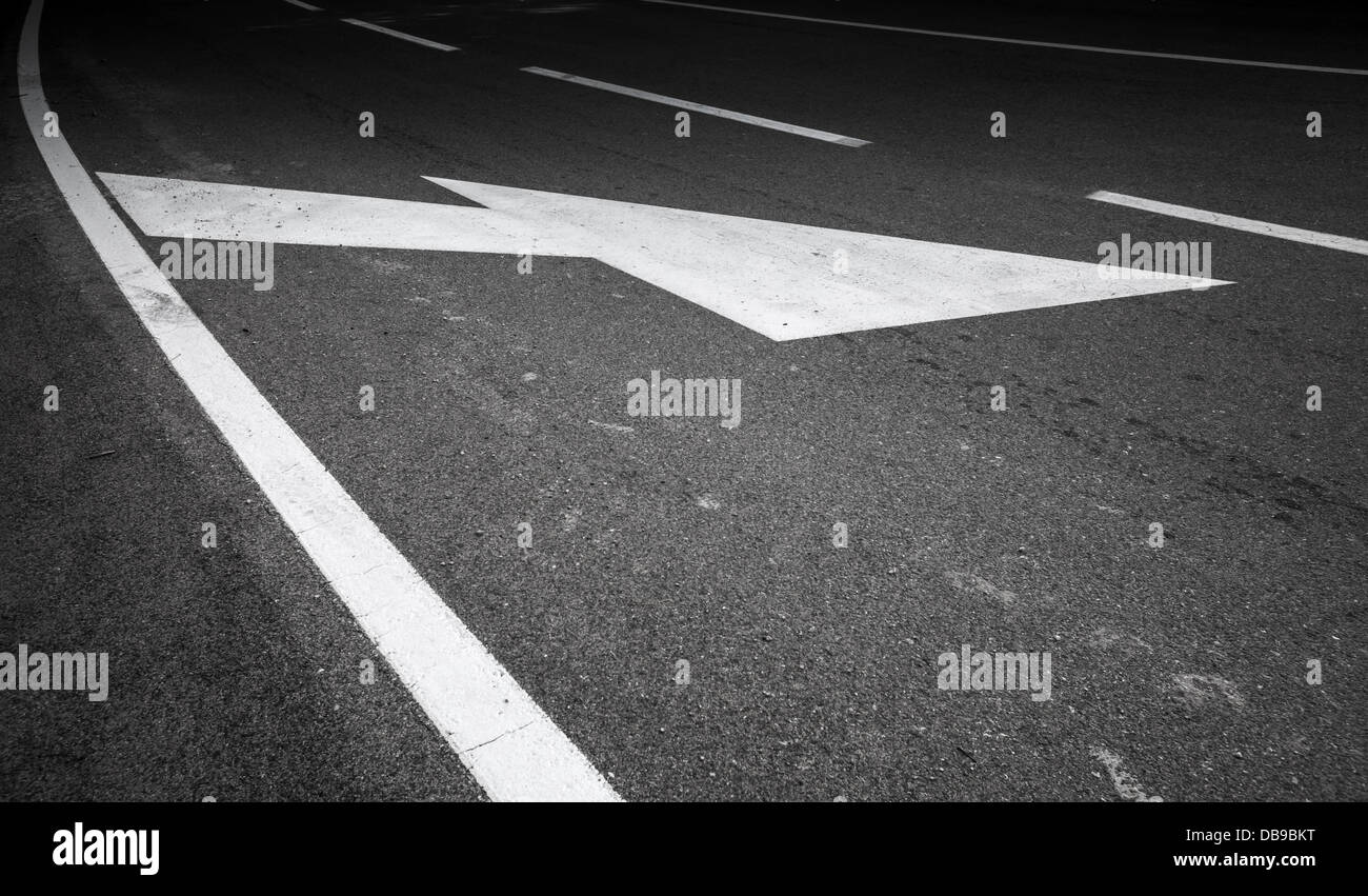 Straße mit weißen Linien und Pfeile markieren Stockfoto