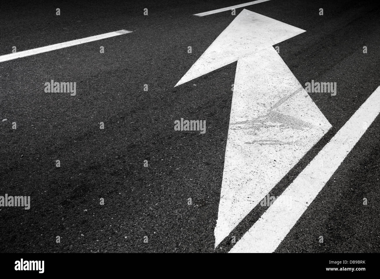 Kennzeichnung mit weißen Linien und Bogen auf dunklem Asphalt Straße Stockfoto