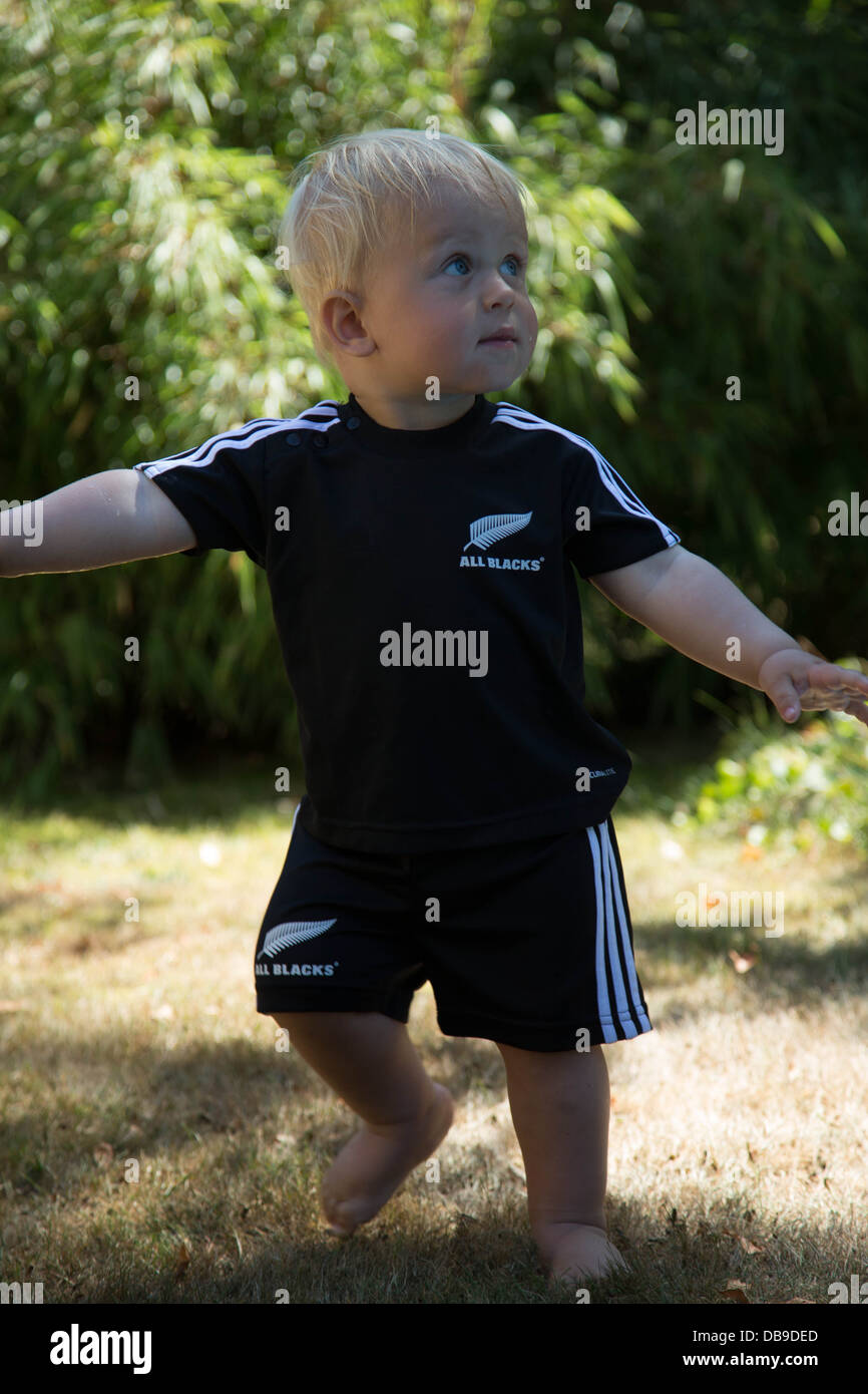 Eine schwedische Kleinkind in einem All Blacks-Kleid Stockfoto
