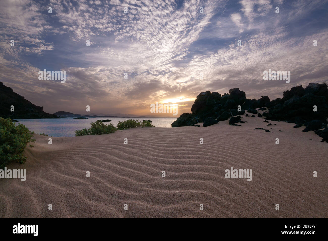 Sonnenuntergang hinter Sand und Fels, Sadler Insel, Eritrea Stockfoto