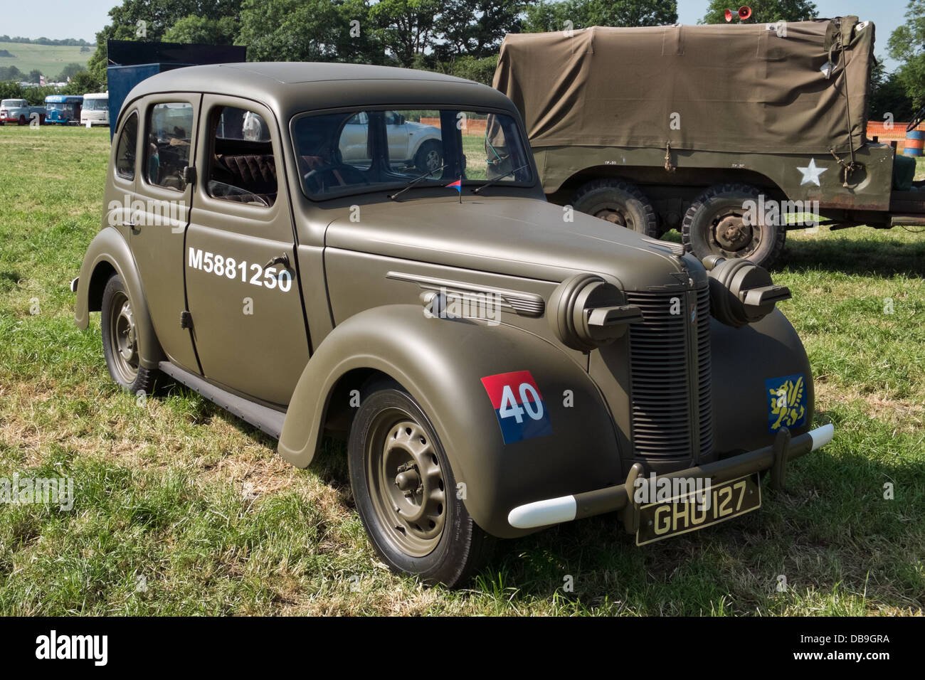 Eine britische WW2 Austin 10hp Stab Auto in Olivgrün, mit typischen zweiten Weltkrieg militärische Embleme Stockfoto