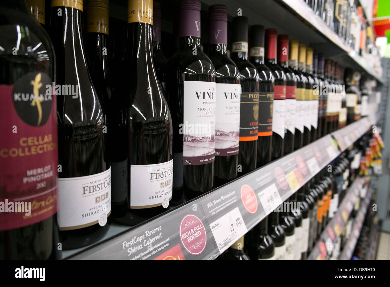 Roten Weine in Flaschen für den Verkauf auf britische Supermarkt Asda Regalen gestapelt Stockfoto