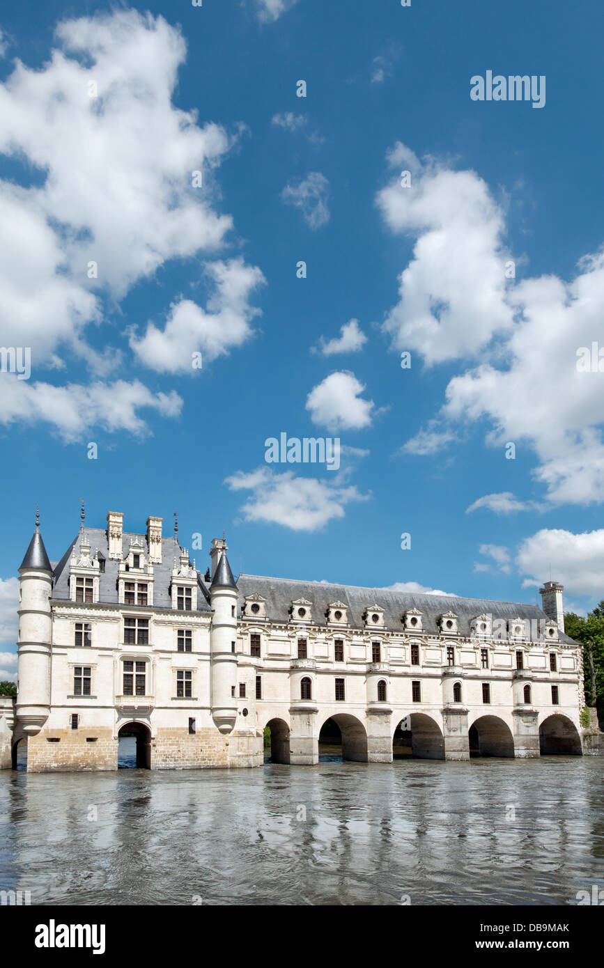 Ein Hochformat Château Chenonceau im Loire-Tal, Frankreich zeigt das Hauptgebäude über den Fluss Stockfoto