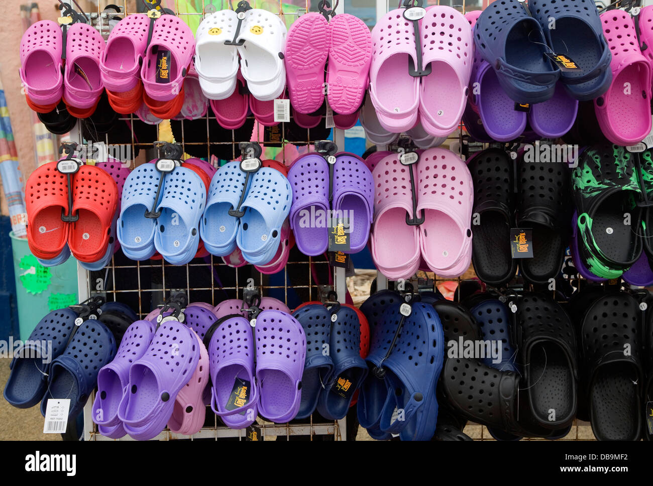 Kunststoff-Croc Schuhe auf Anzeigen Cromer Norfolk England Stockfoto