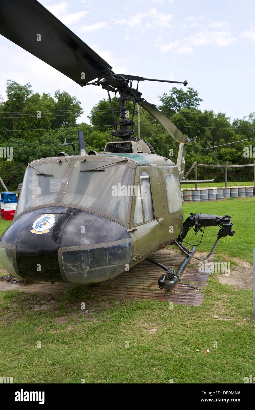 UH-1 Huey Hubschrauber im Basislager Vietnam Ausstellung im Patriot es Point, Mount Pleasant, South Carolina Stockfoto