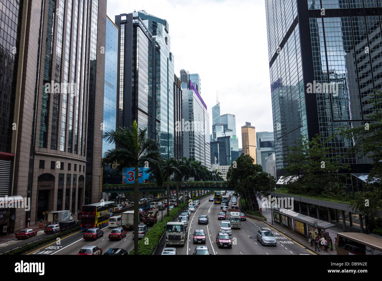Blick auf den Verkehr und die Skylines von Hongkong Stockfoto
