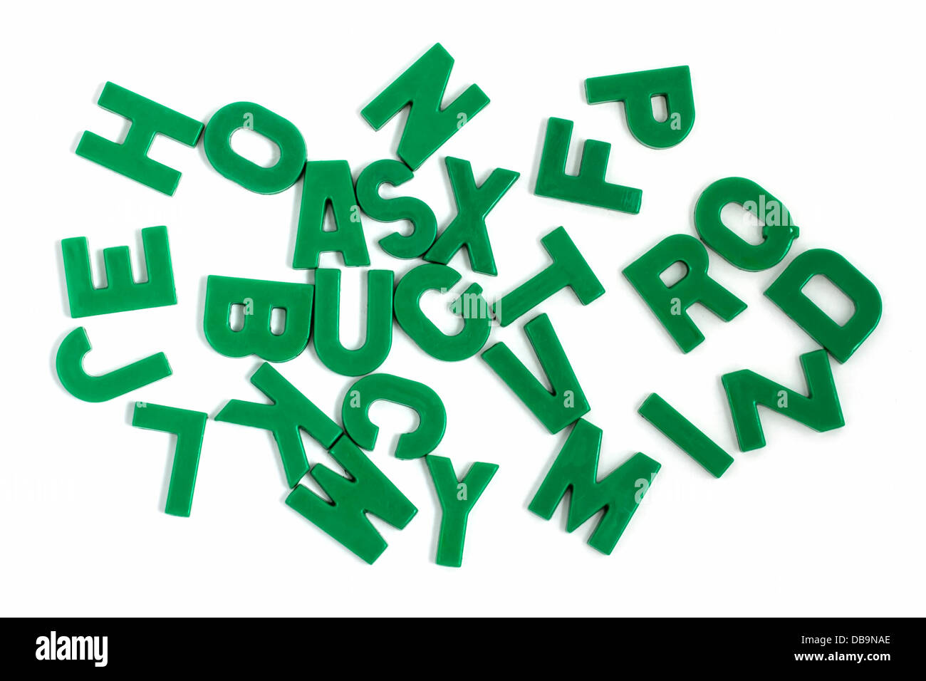 Grüne Magnet Alphabet Closeup auf weißem Hintergrund Stockfoto