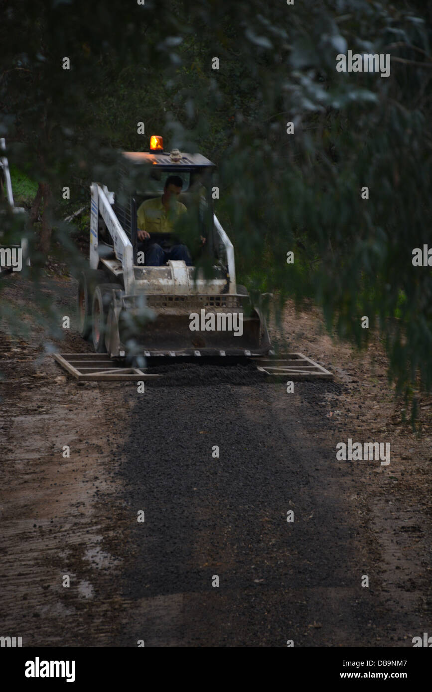 Bobcat Ansichten zu konstruieren und Graben eine Einfahrt Erde funktioniert auf Anlage mieten Stockfoto