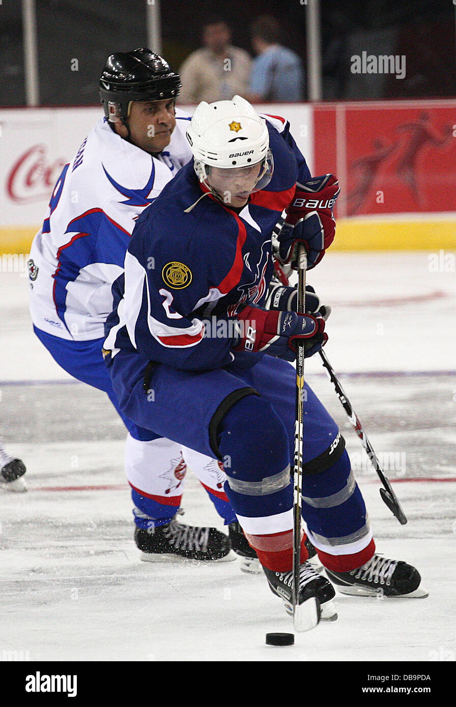 Belfast, Nordirland, Vereinigtes Königreich. 25. Juli 2013.    World Police and Fire Games - Eishockey in der Odyssey Arena in Belfast markiert den Beginn der WPFG 2013 - heutige Spiele Reykjavik Eis Falken Vs UK Feuerwehr HMP Tornados, Las Vegas Pistolen enthalten und Schläuche Vs Blue North America, und NI-Dreizack Vs Toronto Gerichte Bilder von Kevin Scott / Scott Media Belfast / Alamy Live News Stockfoto