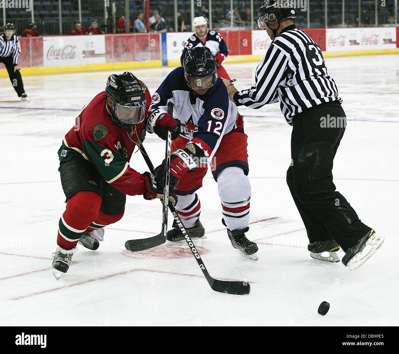 Belfast, Nordirland, Vereinigtes Königreich. 25. Juli 2013.    World Police and Fire Games - Eishockey in der Odyssey Arena in Belfast markiert den Beginn der WPFG 2013 - heutige Spiele Reykjavik Eis Falken Vs UK Feuerwehr HMP Tornados, Las Vegas Pistolen enthalten und Schläuche Vs Blue North America, und NI-Dreizack Vs Toronto Gerichte Bilder von Kevin Scott / Scott Media Belfast / Alamy Live News Stockfoto