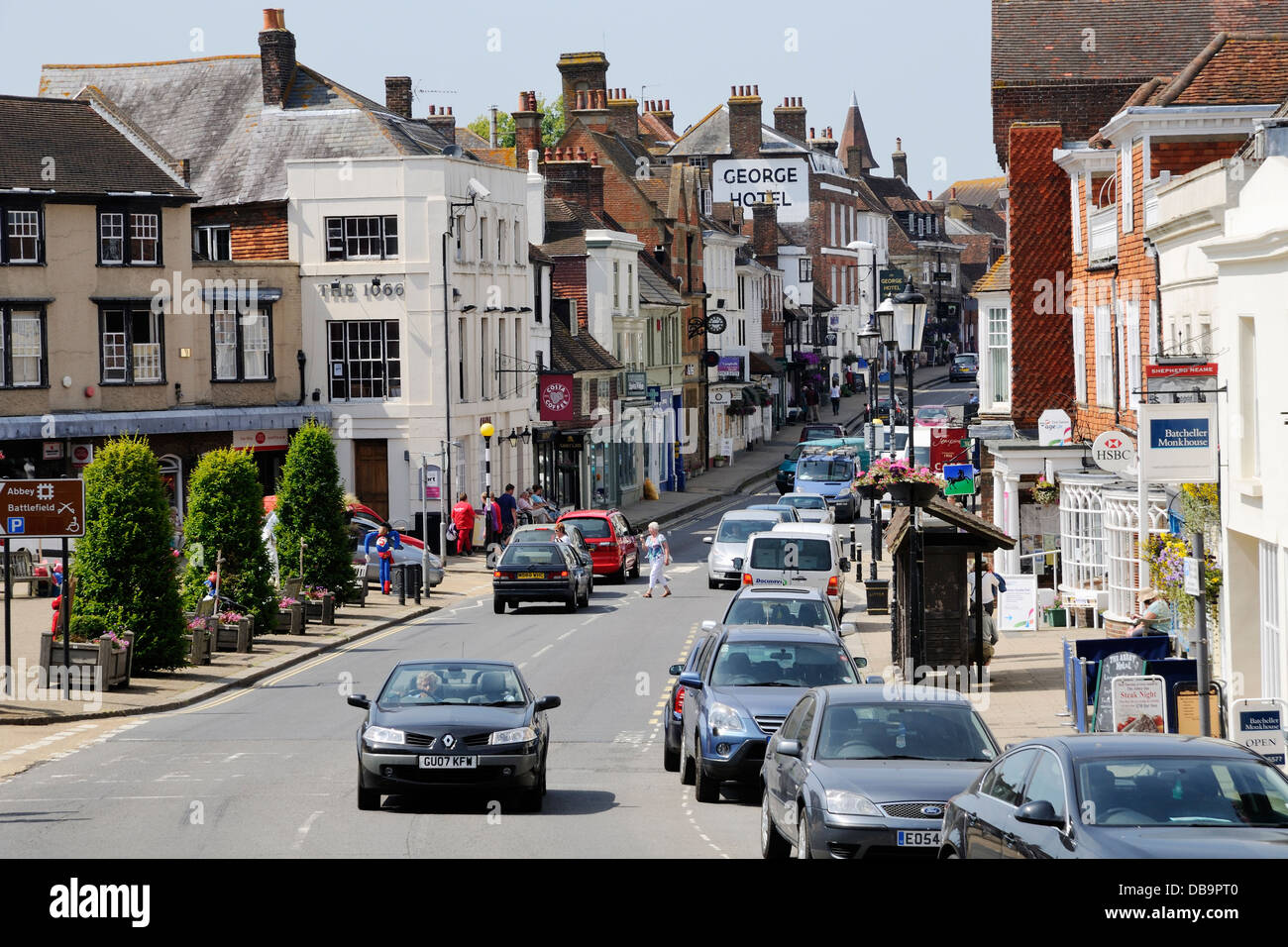 Die High Street in Battle, East Sussex, Großbritannien, mit Geschäften und Verkehr Stockfoto