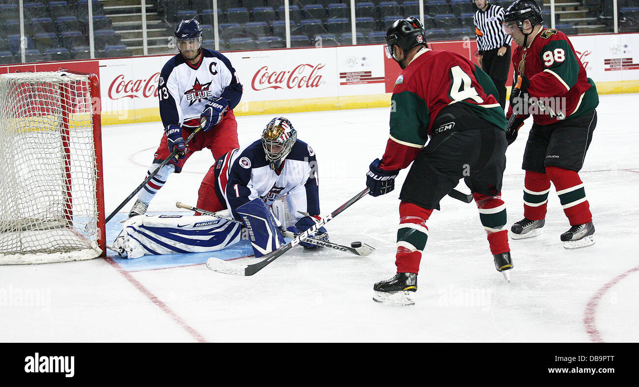 Belfast, Nordirland, Vereinigtes Königreich. 25. Juli 2013.    World Police and Fire Games - Eishockey in der Odyssey Arena in Belfast markiert den Beginn der WPFG 2013 - heutige Spiele Reykjavik Eis Falken Vs UK Feuerwehr HMP Tornados, Las Vegas Pistolen enthalten und Schläuche Vs Blue North America, und NI-Dreizack Vs Toronto Gerichte Bilder von Kevin Scott / Scott Media Belfast / Alamy Live News Stockfoto