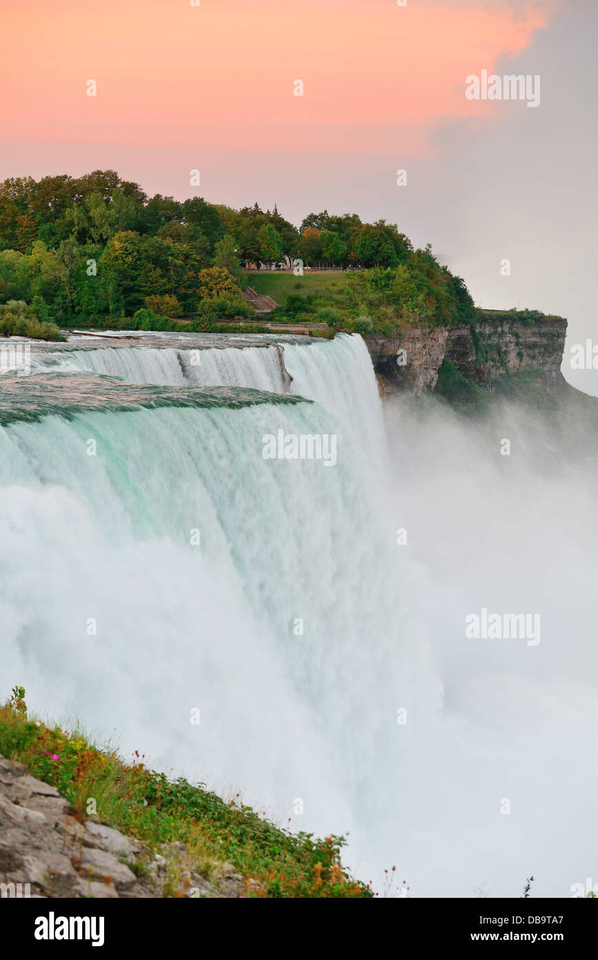 Niagarafälle-Sonnenaufgang in der Morgen-Nahaufnahme Stockfoto