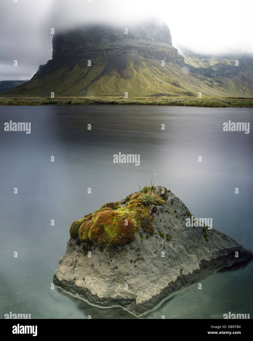 Kleine und grosse Felsen ein wunderschöner See in Island vor Big Mountain Stockfoto