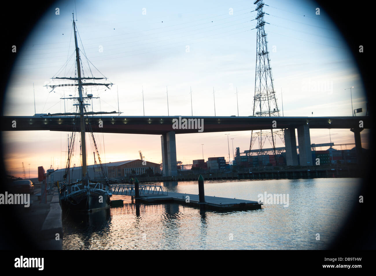 Cameo-Auftritt Silhouette Ansichten überbrücken Northshore Yarra River bei Sonnenuntergang am Sommerabend mit Stadtseite und hohen Segelschiff Stockfoto