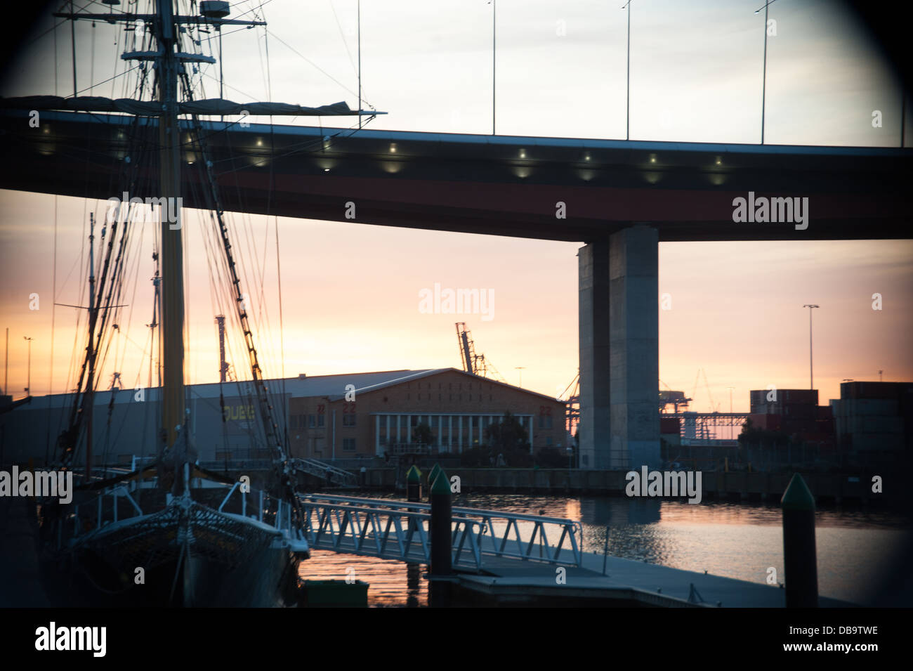 Cameo-Auftritt Silhouette Ansichten überbrücken Northshore Yarra River bei Sonnenuntergang am Sommerabend mit Stadtseite und hohen Segelschiff Stockfoto