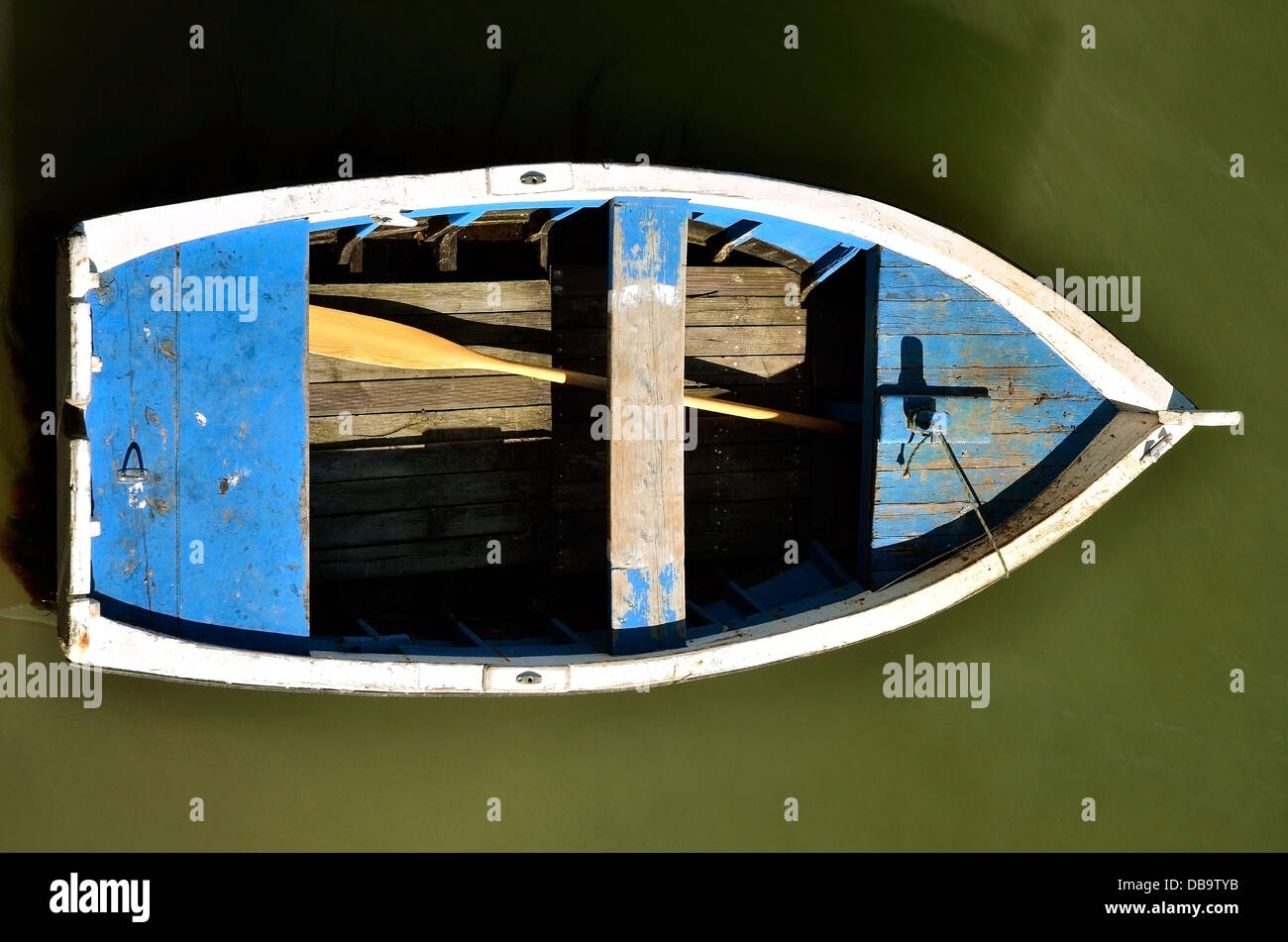 Bleu kleines Boot mit einem Paddel von oben gesehen Stockfoto