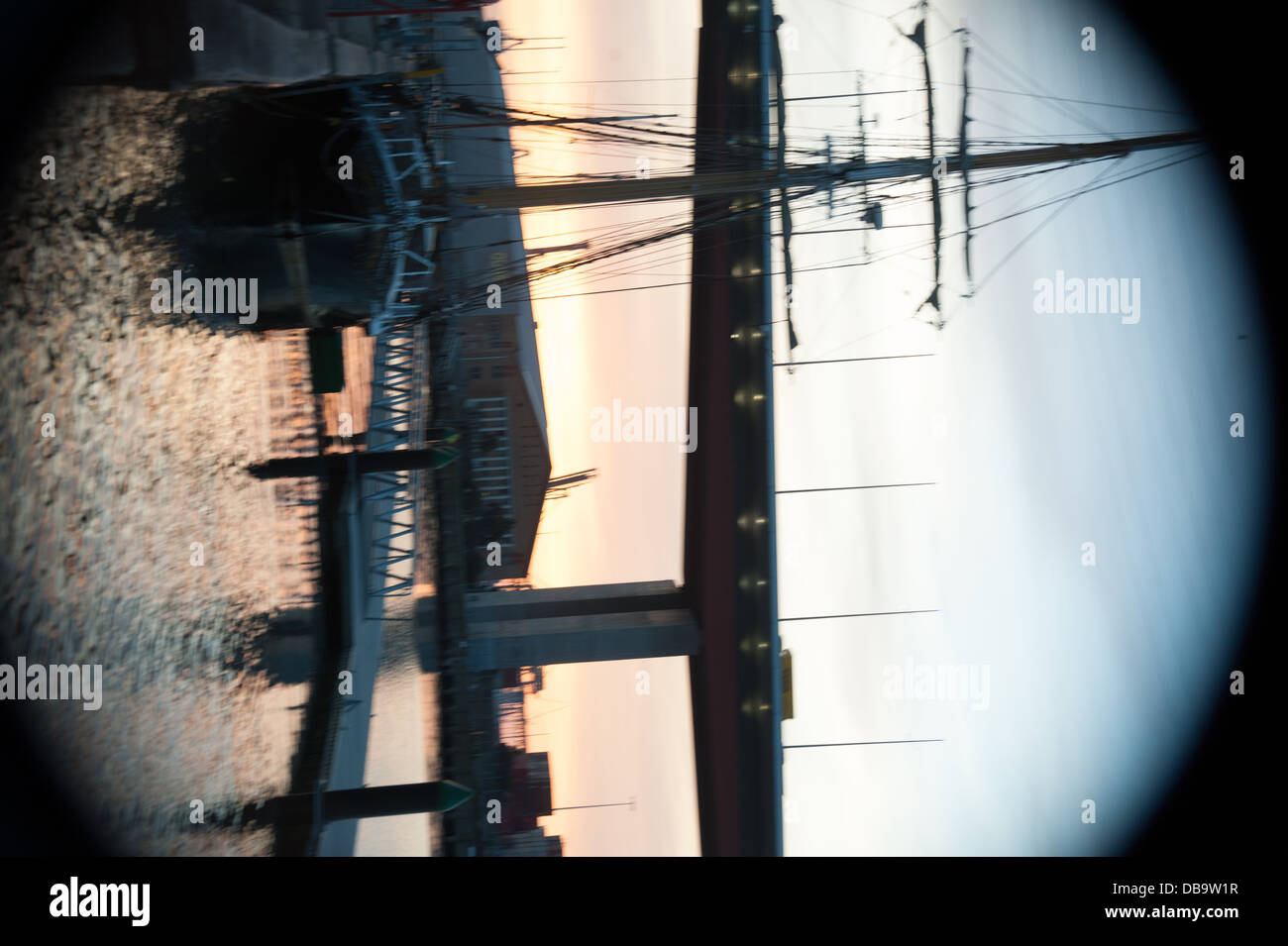 Cameo-Auftritt Silhouette Ansichten überbrücken Northshore Yarra River bei Sonnenuntergang am Sommerabend mit Stadtseite und hohen Segelschiff Stockfoto