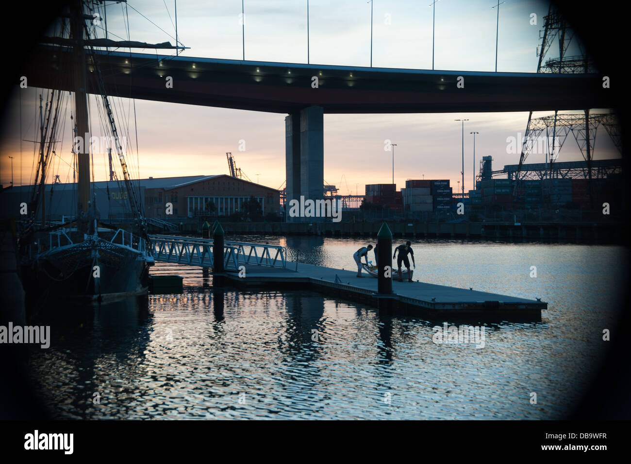 Cameo-Auftritt Silhouette Ansichten überbrücken Northshore Yarra River bei Sonnenuntergang am Sommerabend mit Stadtseite und hohen Segelschiff Stockfoto