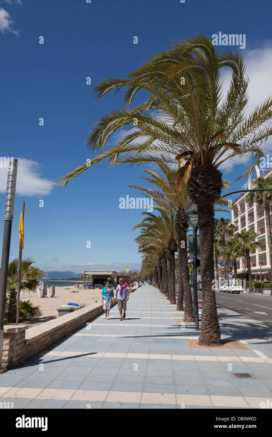 Palmengesäumten Promenade von Salou Spanien Stockfoto