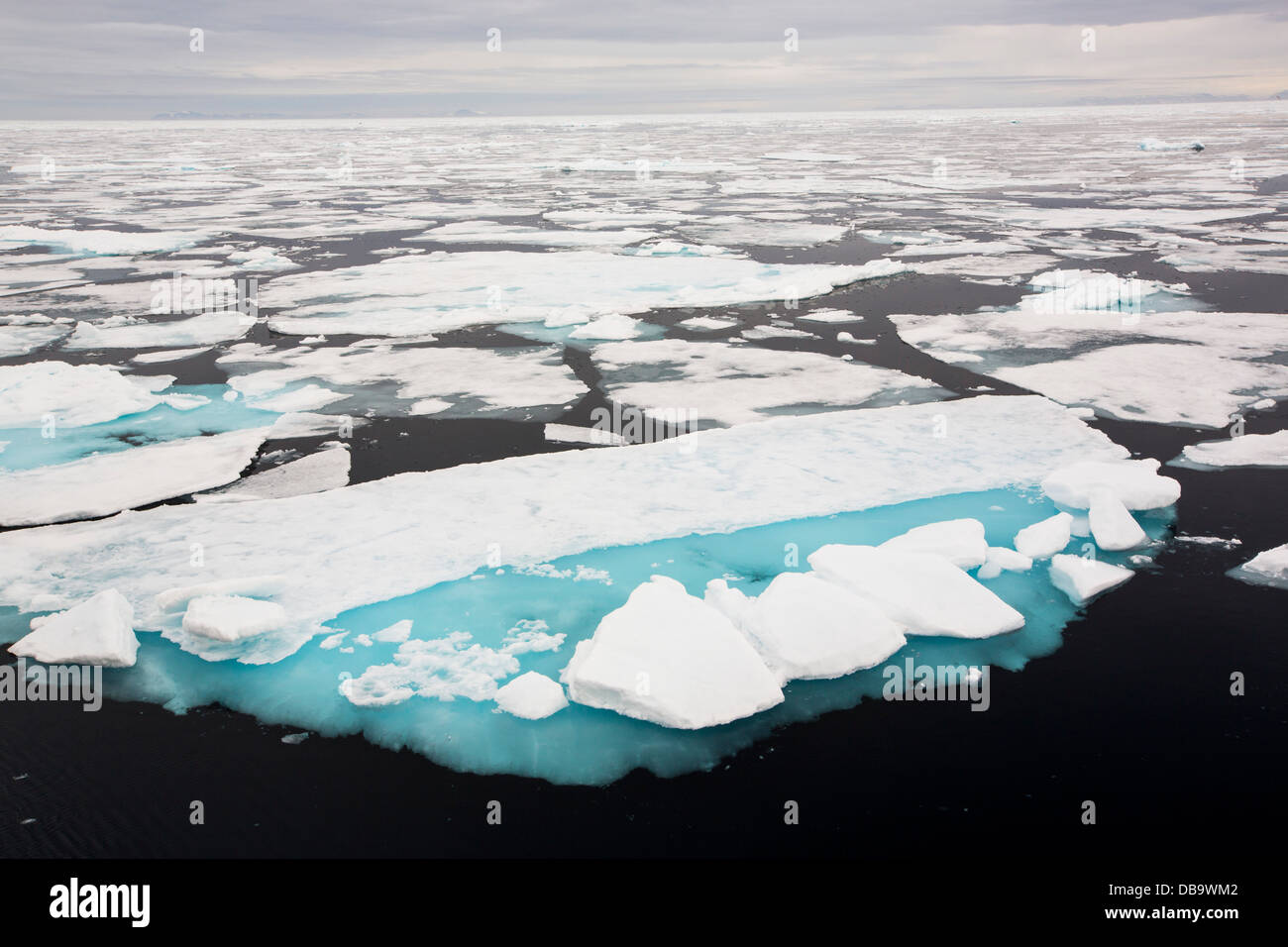 Faule Meereis bei über 80 Grad aus der nördlichen Küste von Svalbard. Stockfoto