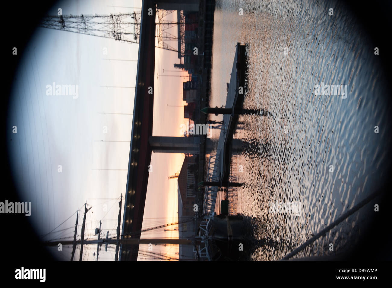 Cameo-Auftritt Silhouette Ansichten überbrücken Northshore Yarra River bei Sonnenuntergang am Sommerabend mit Stadtseite und hohen Segelschiff Stockfoto