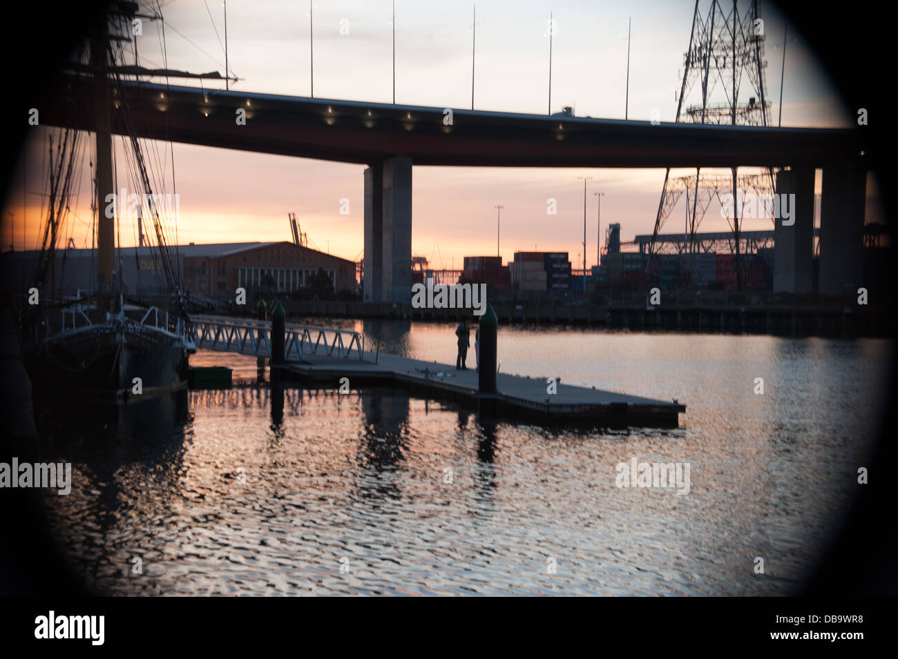 Cameo-Auftritt Silhouette Ansichten überbrücken Northshore Yarra River bei Sonnenuntergang am Sommerabend mit Stadtseite und hohen Segelschiff Stockfoto