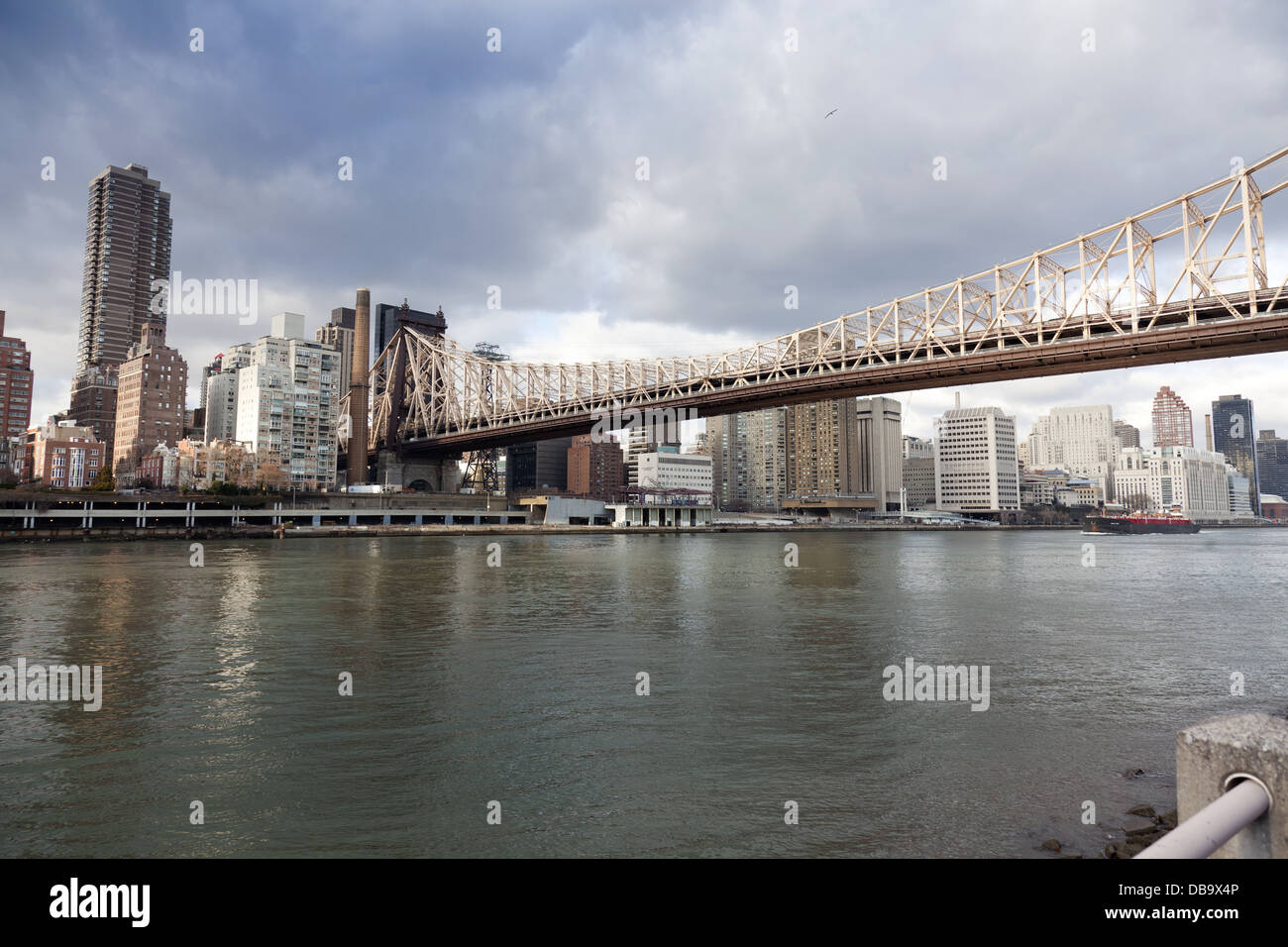 Queensborough Bridge mit Skyline von New York über East River von Roosevelt Island gesehen Stockfoto