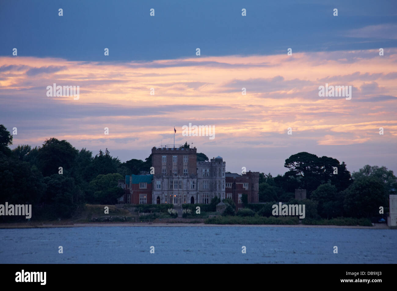 Blick auf Brownsea Burg auf Brownsea Island in der Abenddämmerung, die zunächst von den Sandbänken zu Studland Kette Fähre im Juli Stockfoto