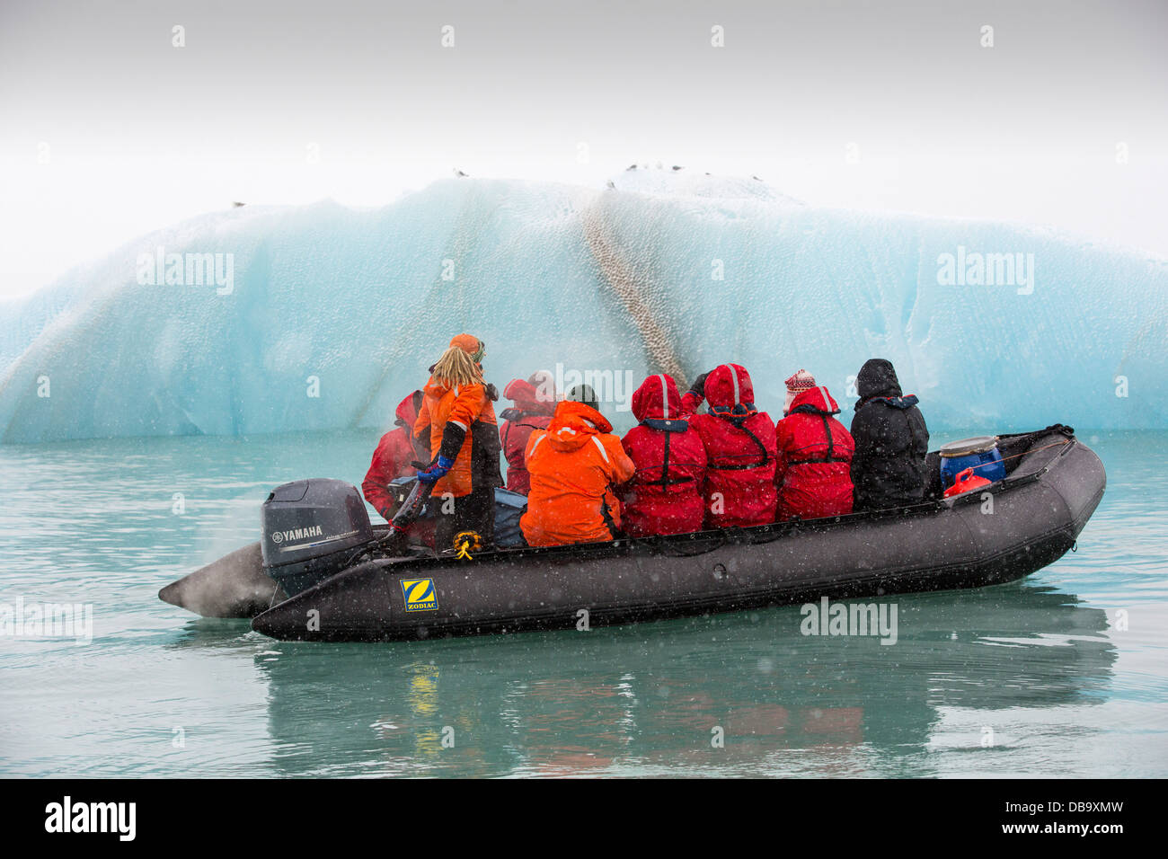 Passagiere auf Zodiaks aus dem russischen Forschungsschiff AkademiK Sergey Vavilov Stockfoto