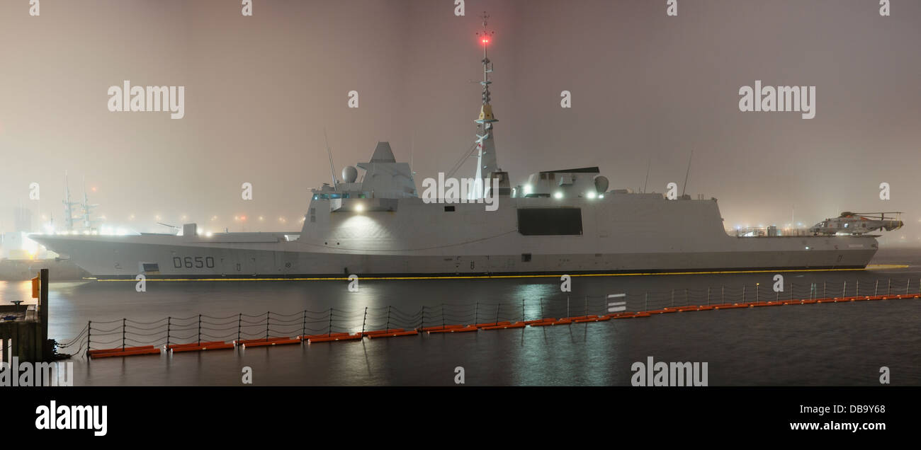 FREMM Aquitaine.  Französischen Mehrzweck Fregatten im Hafen auf einer nebligen Nacht. Stockfoto