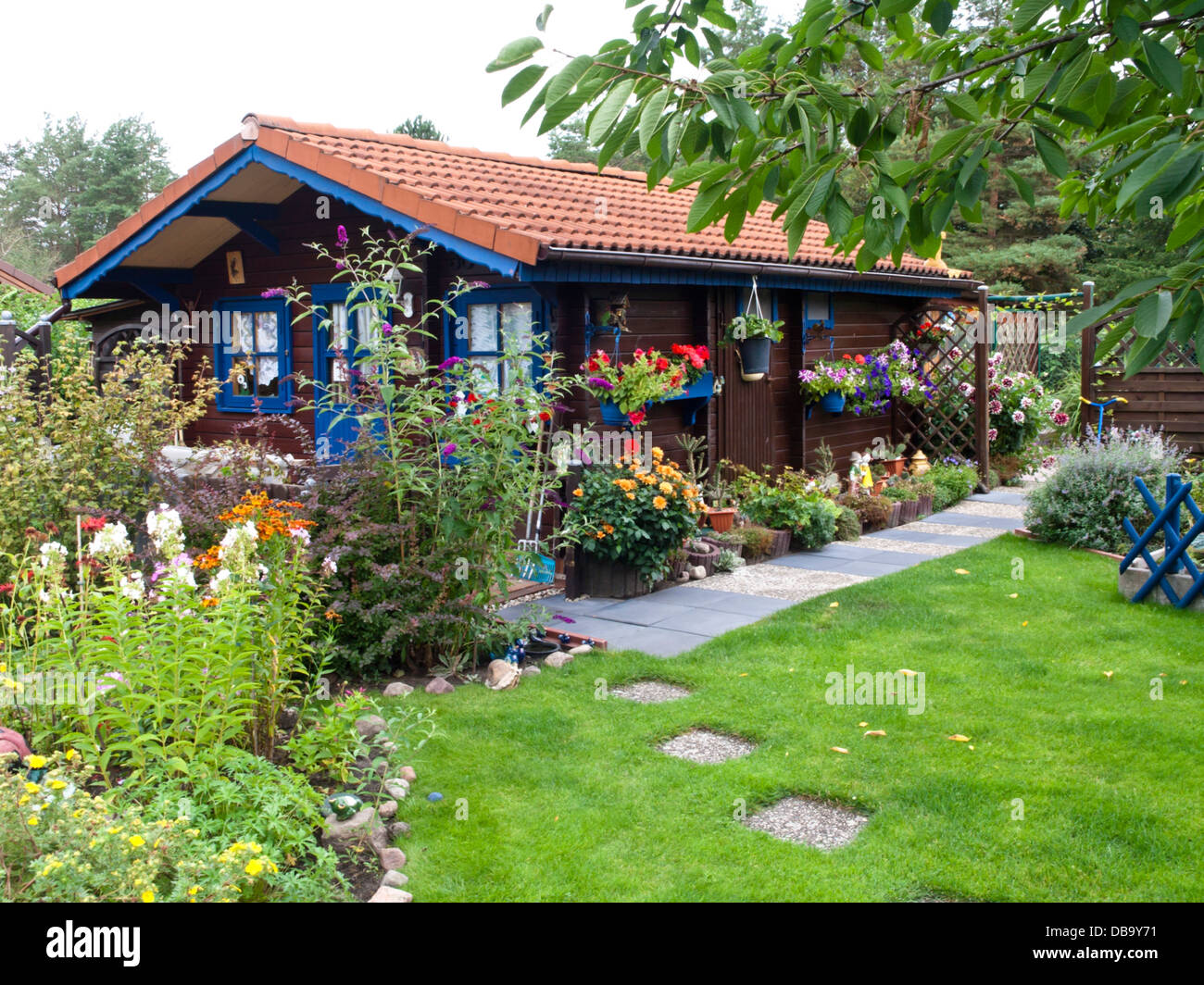 Holz garten haus in einem schrebergarten Stockfotografie Alamy