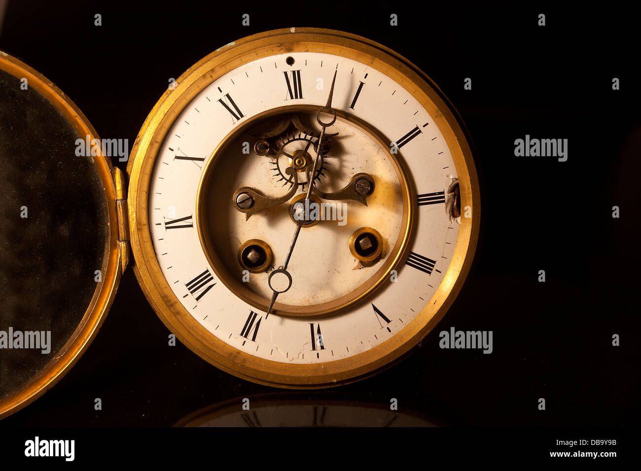 zeigt das Gesicht und Zifferblatt von einer alten britischen antiken viktorianischen Uhr Stockfoto