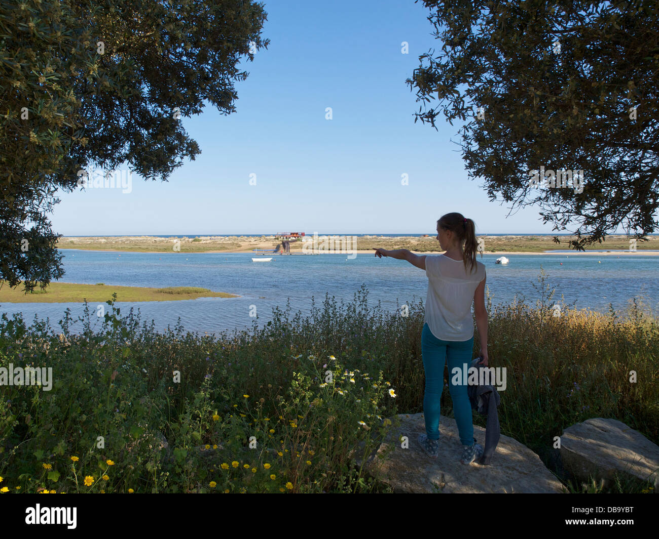 Wandern im Naturpark Ria Formosa an der Algarve im Süden Portugals. Stockfoto