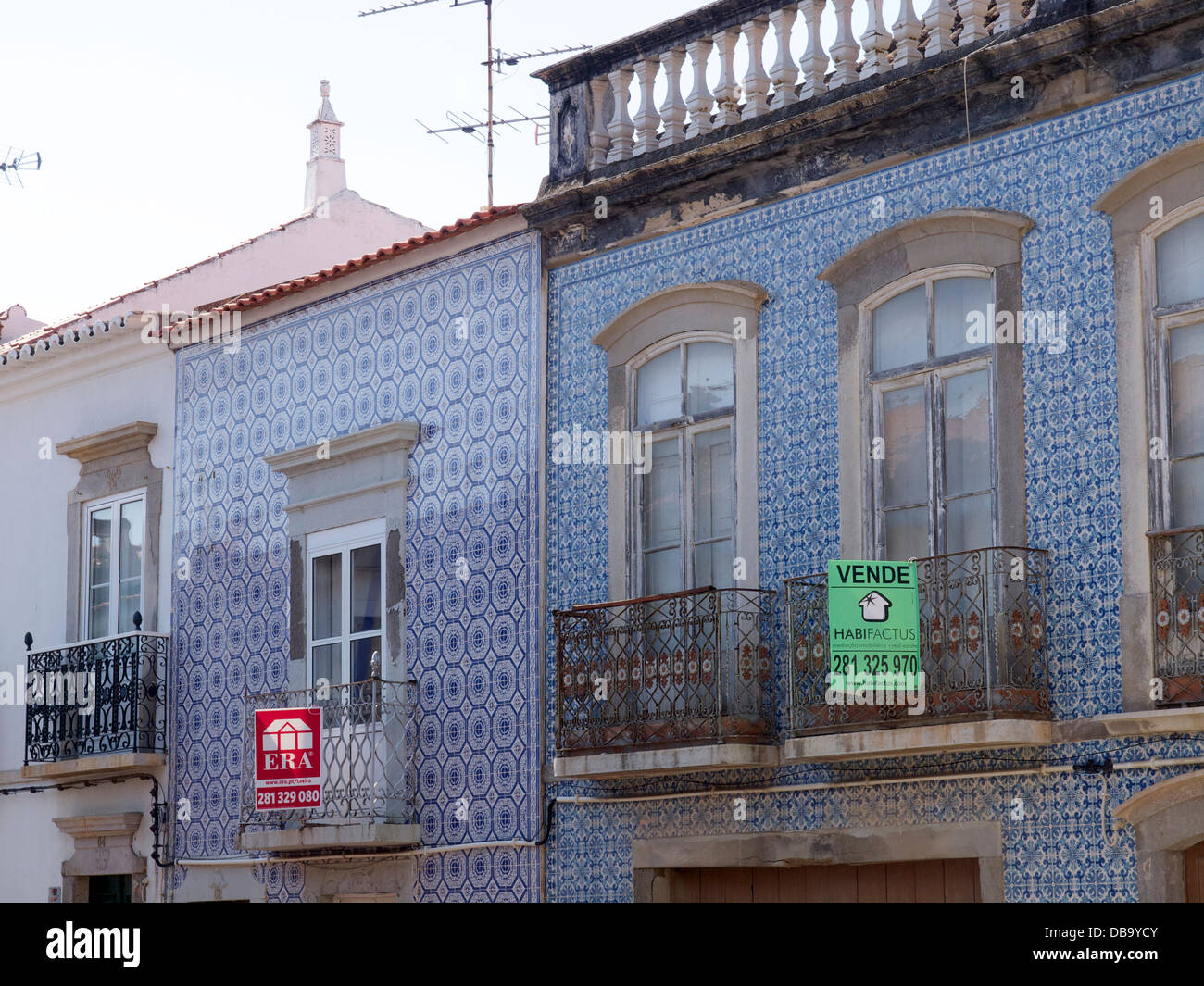 Traditionelle Häuser zum Verkauf in Südeuropa in Tavira, Algarve, Portugal Stockfoto