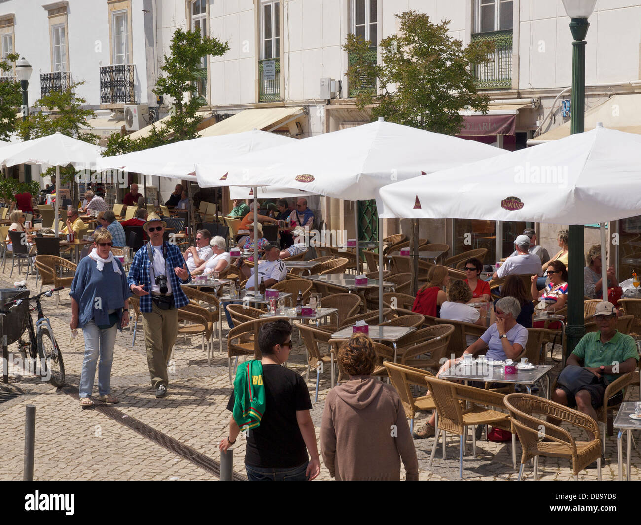 viele Touristen auf dem Hauptplatz in der Altstadt von Tavira, Algarve, Portugal Stockfoto