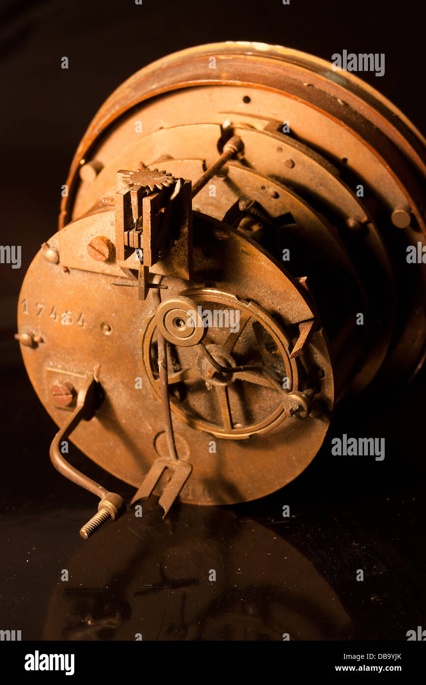 Innenseiten, einschließlich Getriebe und Zahnräder von einer alten Uhr, Metapher für Teamarbeit Stockfoto