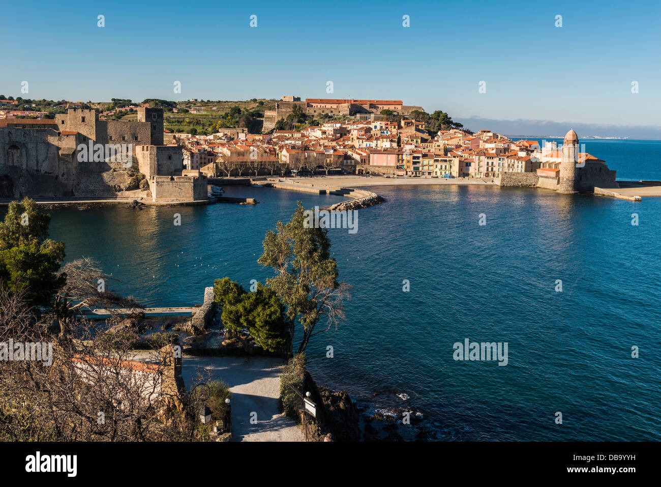 Blick über Stadt Collioure, Pyrénées-Orientales, Languedoc-Roussillon, Frankreich Stockfoto