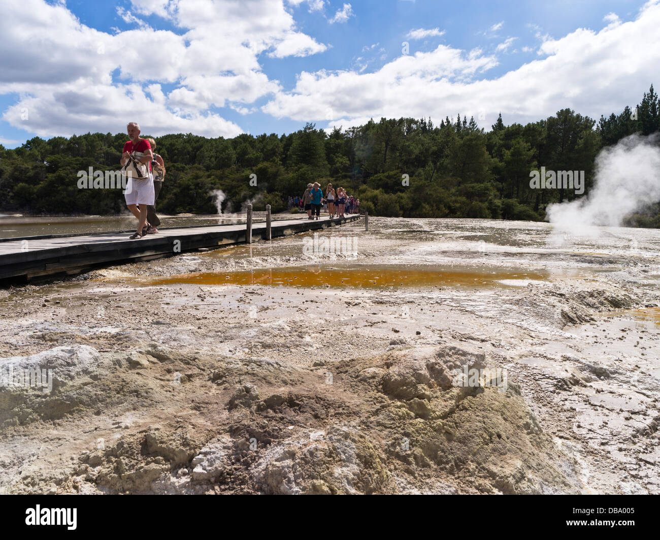 dh Wai O Tapu Thermal Wonderland WAIOTAPU NEUSEELAND Touristen spazieren über vulkanische Landschaft Touristenattraktion sehen Geo-Tourismus heiße Quellen Stockfoto