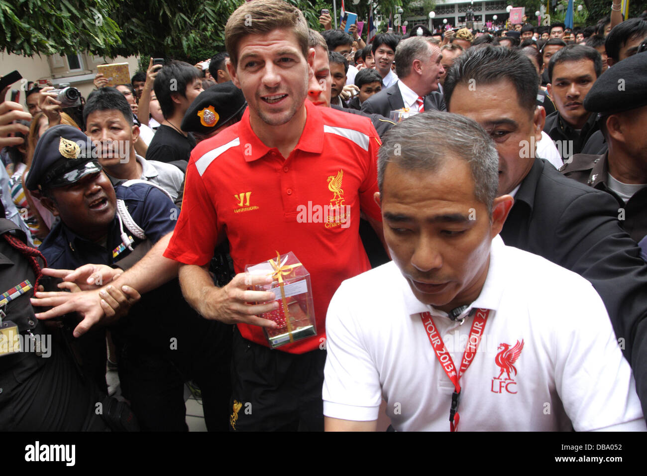 Bangkok, Thailand. 26. Juli 2013. Steven Gerrard kam am Siriraj Hospital, ihre Majestäten der König und Königin von Thailand zu würdigen. Liverpool FC Ankunft in Bangkok, wie sie geplant sind, um ein Fußball-Freundschaftsspiel gegen Thailand am 28. Juli im Rahmen der pre-Season-Team-Tour zu spielen. Bildnachweis: Piti A Sahakorn/Alamy Live-Nachrichten Stockfoto