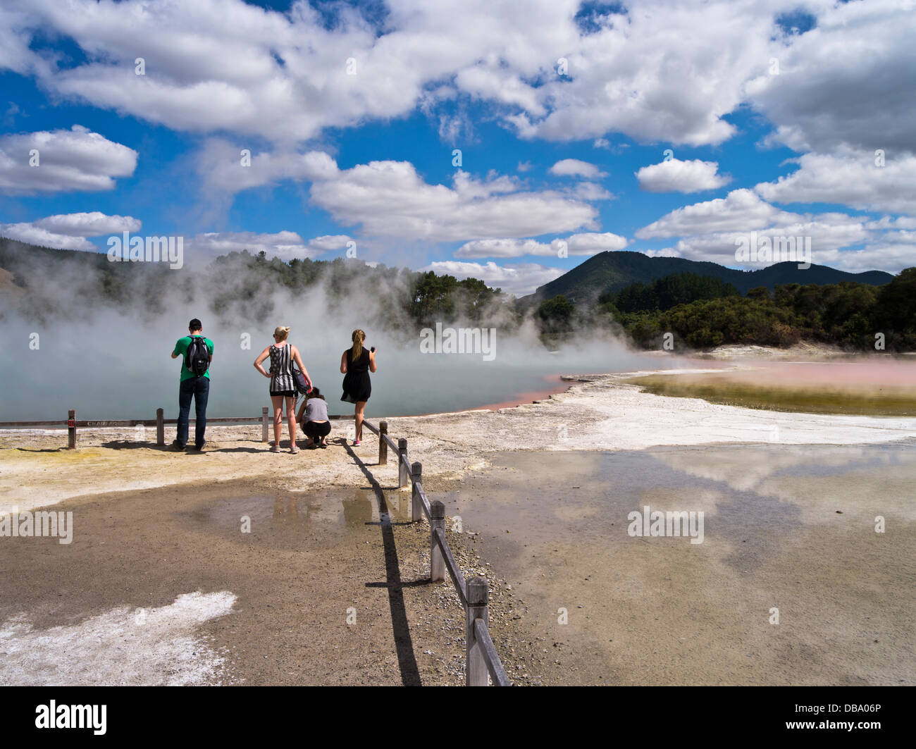 dh Wai O Tapu Thermal Wonderland WAIOTAPU ROTORUA NEUSEELAND NZ Touristen Champagner Pool Geothermie Nordinsel Touristenpark heiße Quellen Stockfoto