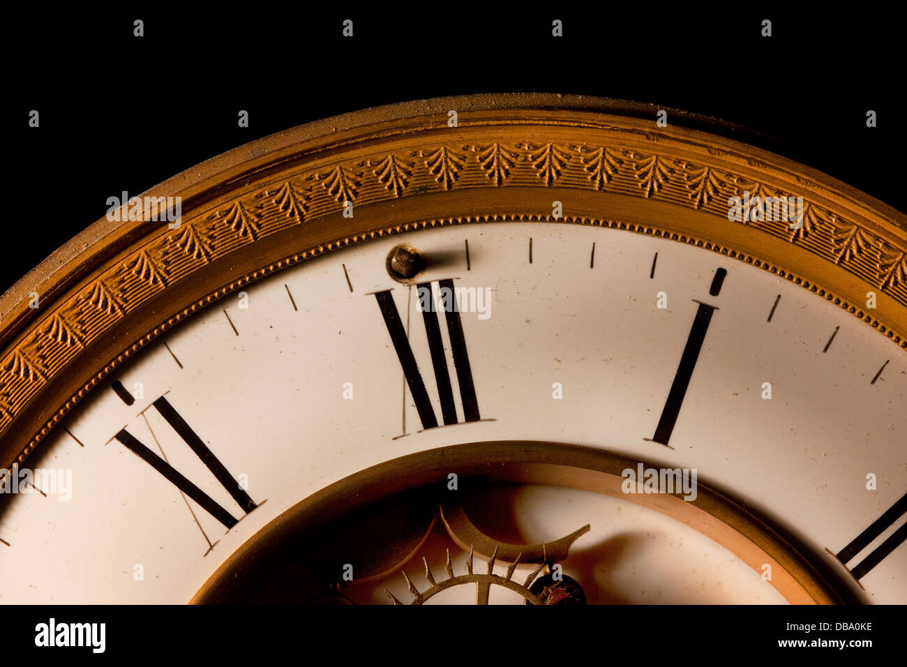 Die römischen Ziffern eine alte antike viktorianische Uhr im Fokus Stockfoto