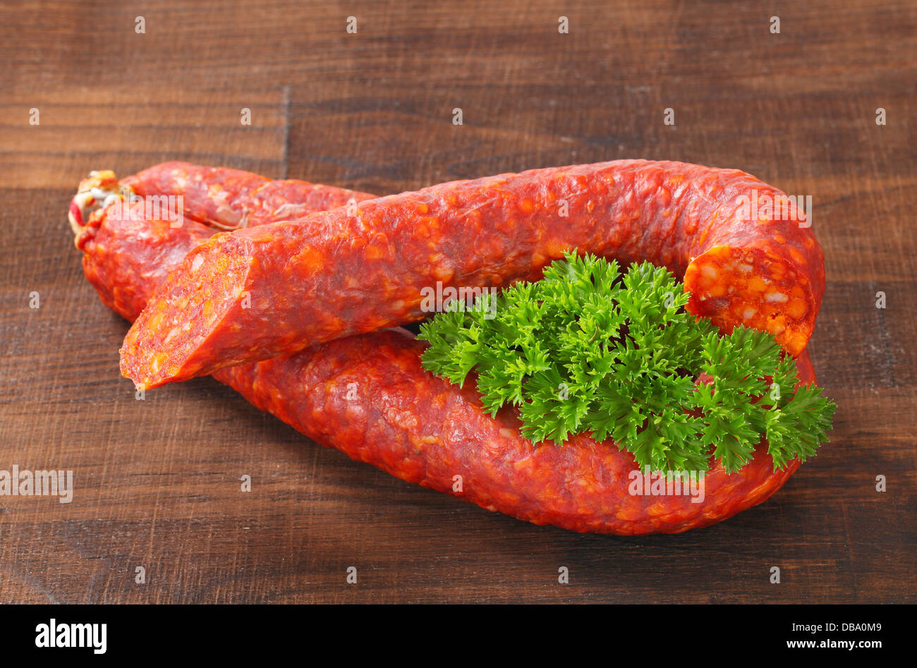 Trockenen Paprikawürste auf hölzernen Hintergrund Stockfoto