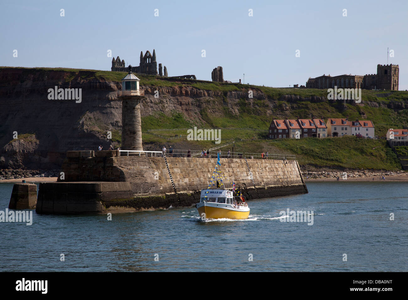 Whitby Sportboot Hafen verlassen Stockfoto