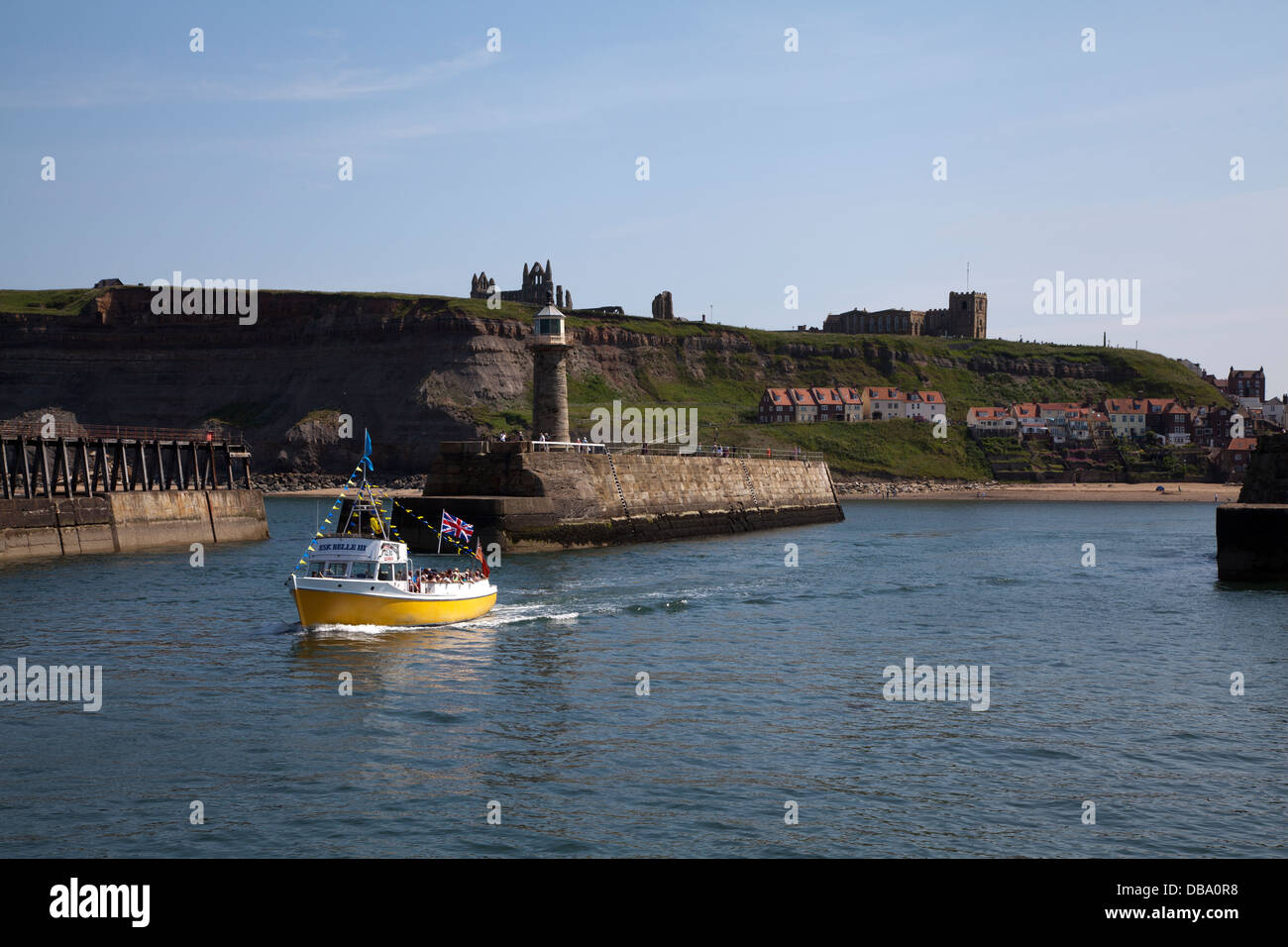 Whitby Sportboot Hafen verlassen Stockfoto