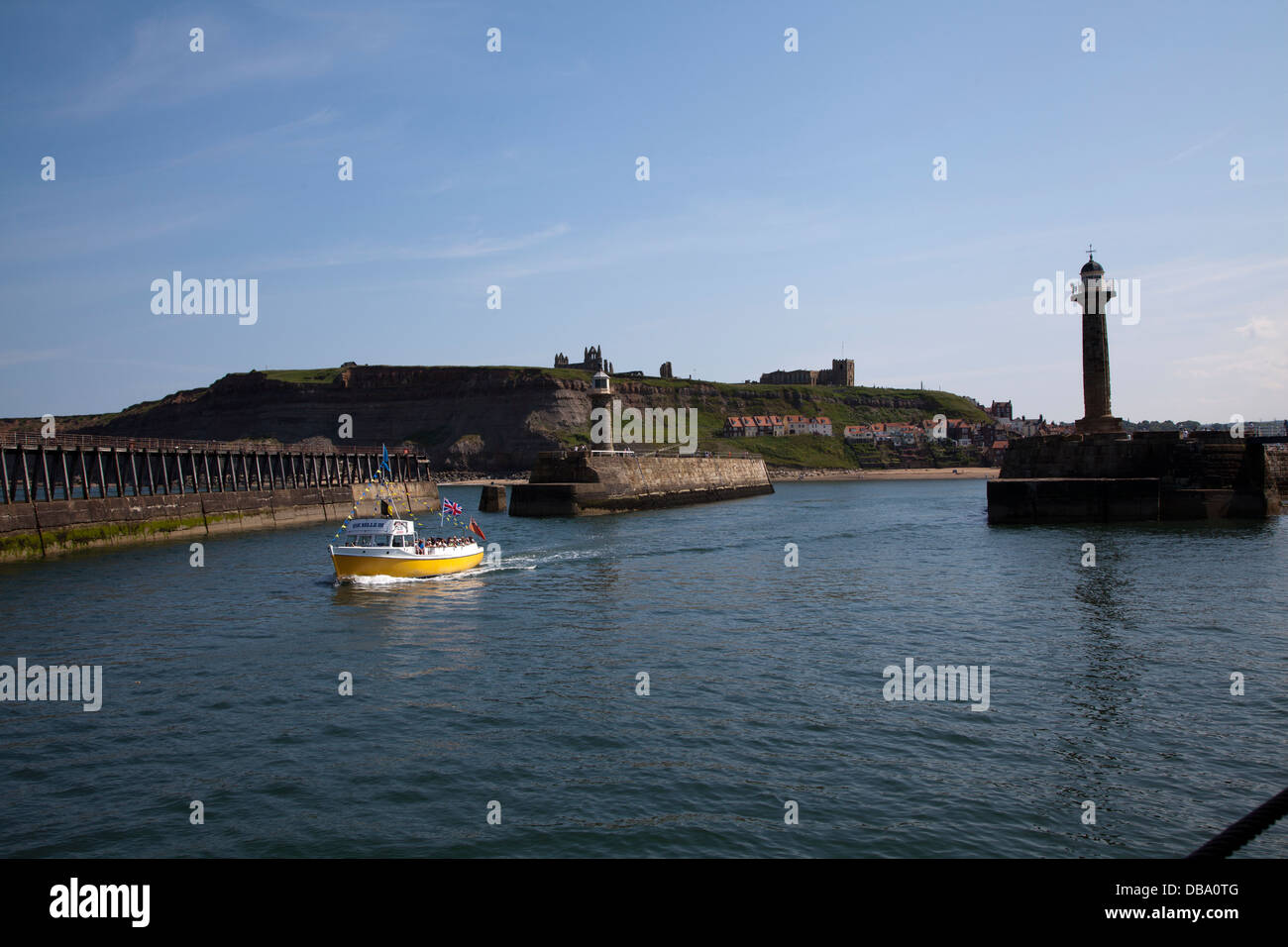 Whitby Sportboot Hafen verlassen Stockfoto